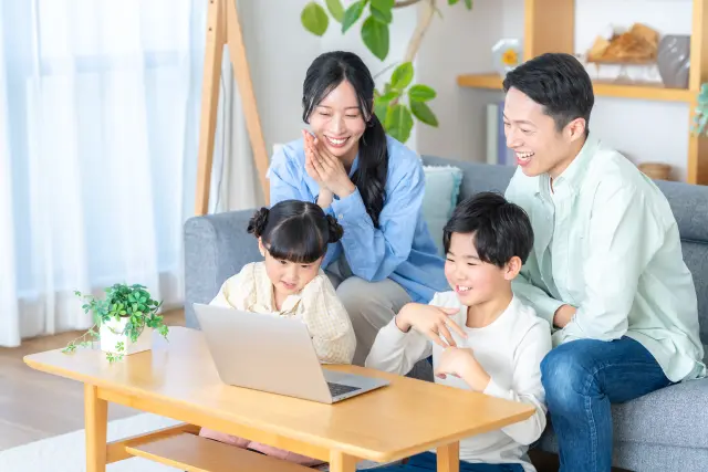 パソコンで学習する子ども