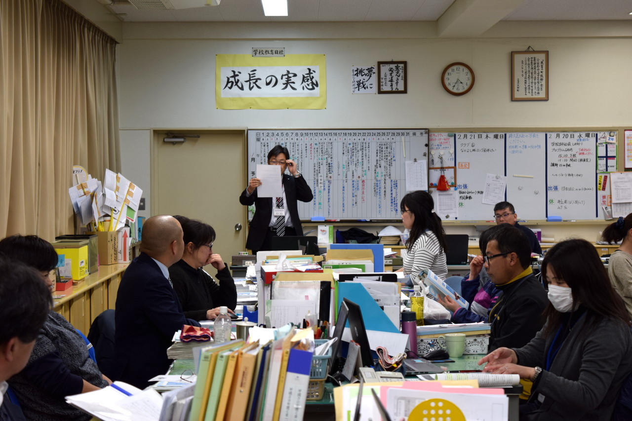 熊野町立熊野第一小学校職員室のようす